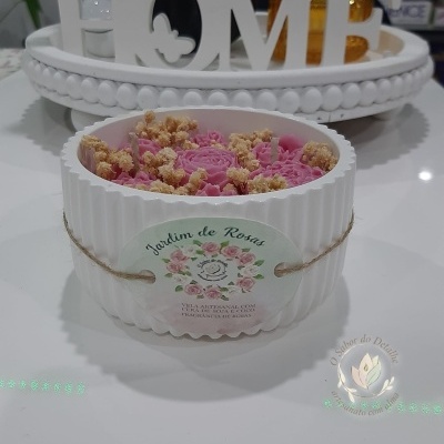 caixa branca redonda com flores artificiais cor-de-rosa e amarelas secas e etiqueta Jardim de Rosas