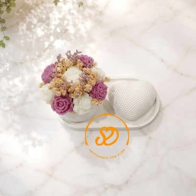 Arranjo floral artesanal com flores cor-de-rosa, brancas e amarelas em vaso branco com coração branco texturizado
