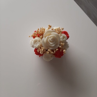 Arranjo floral decorativo com flores artificiais brancas e vermelhas