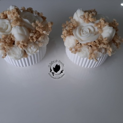 Dois arranjos decorativos com flores brancas e secas em suportes brancos