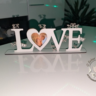 Figura decorativa LOVE branca com foto de casal no coração