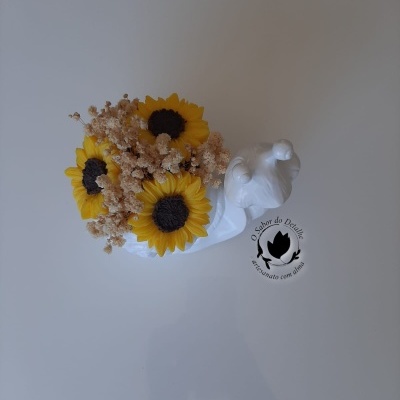 Arranjo floral com flores secas amarelas e pequenas em vaso branco decorativo