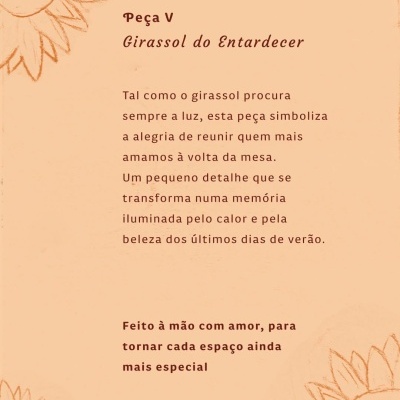 Texto em papel bege com ilustrações de girassóis e descrição em português sobre a Peça V Girassol do Entardecer