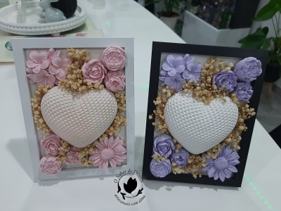 Dois quadros decorativos com corações e flores secas cor-de-rosa e lilás