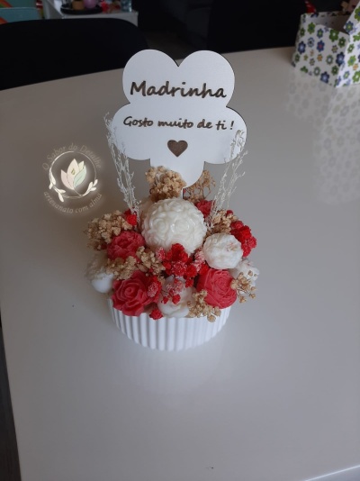Arranjo decorativo com flores vermelhas e brancas e placa Madrinha Gosto muito de ti !