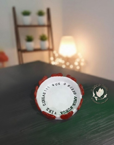 Cinzeiro redondo em cerâmica branco com detalhes vermelhos e texto em preto no interior