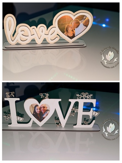 Dois molduras fotográficas em madeira com a palavra LOVE e espaço para fotos em forma de coração.