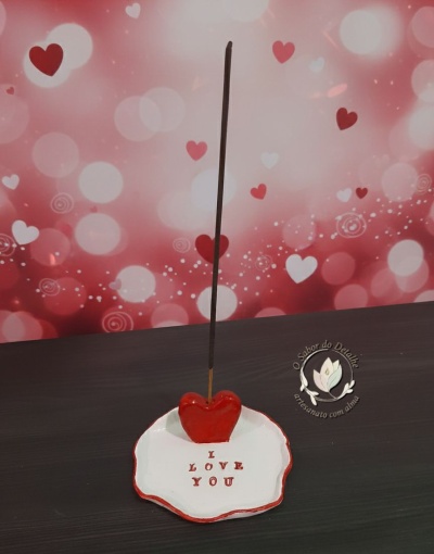 Suporte de incenso branco com detalhes vermelhos e frase I LOVE YOU
