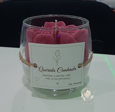Vela artesanal em copo de vidro com flores cor-de-rosa e etiqueta para cunhada