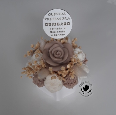Arranjo decorativo com flores artificiais e placa para professora