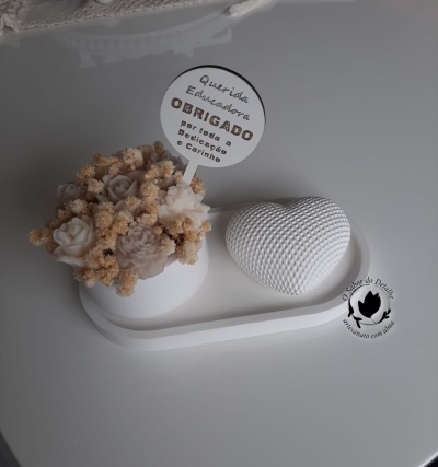 Arranjo decorativo com flores artificiais brancas e bege, coração texturizado branco, cartão agradecimento, sobre bandeja branca.