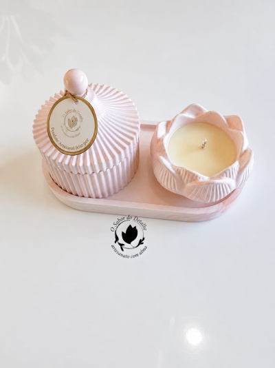 Conjunto cerâmico rosa com vela em forma de flor e frasco com tampa e etiqueta
