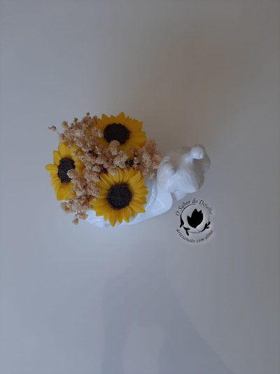 Arranjo floral com flores secas amarelas e pequenas em vaso branco decorativo