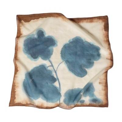 Lenço quadrado com flores azuis em fundo creme e bordas castanhas