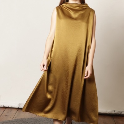 Vestido dourado longo e sem mangas em tecido brilhante