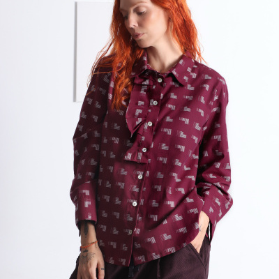 Blusa vinho com padrão branco e calças largas vinho