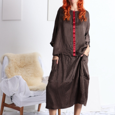 Conjunto feminino castanho acetinado com listra vermelha e saia midi