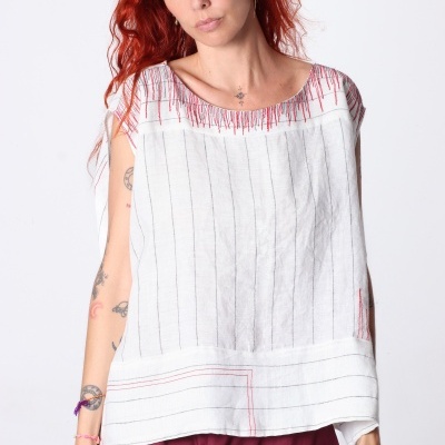 Blusa branca com riscas cinza e bordado vermelho na gola e bainha