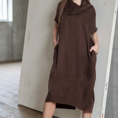 Vestido midi castanho com gola ampla e bolsos laterais