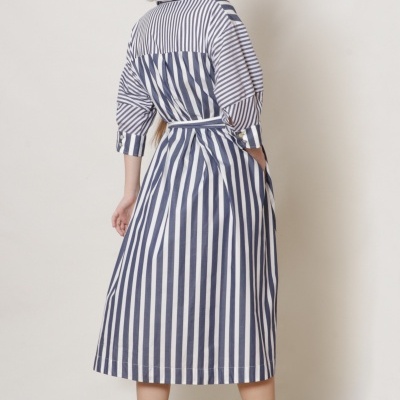 Vestido midi feminino azul e branco às riscas, vista de costas