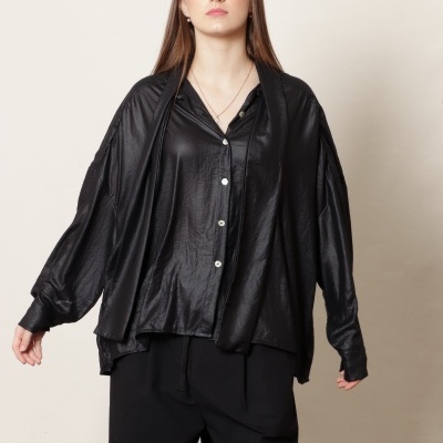 Camisa preta brilhante de mangas compridas com botões brancos