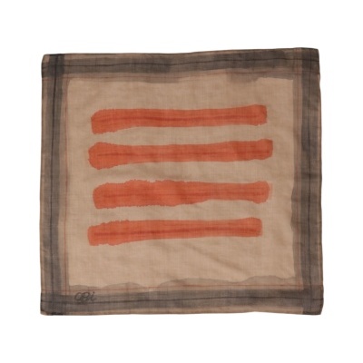 Lenço quadrado bege com riscas alaranjadas e bordas castanho-acinzentadas