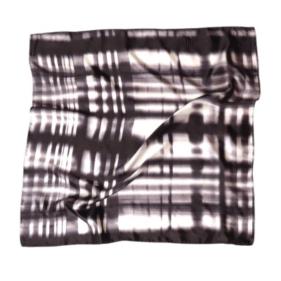 Lenço às riscas preto, branco e cinza com textura brilhante e marca OBI CLOTHING