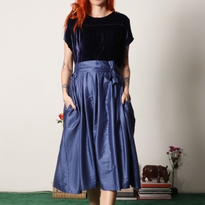 Vestido feminino azul de veludo e acetinado com laço na cintura