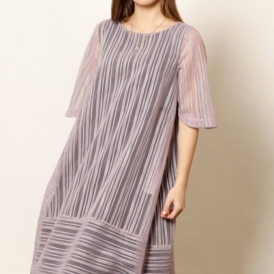 Vestido midi com riscas cinzentas e rosas, tecido translúcido