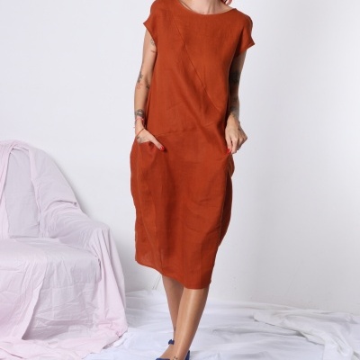 Vestido linho ferrugem com bolso lateral e sandálias azuis