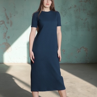 Vestido midi azul escuro de manga curta com textura quadriculada em modelo