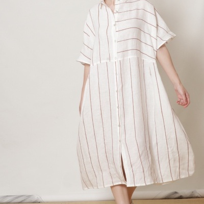 Vestido comprido branco com riscas castanhas e botões na frente