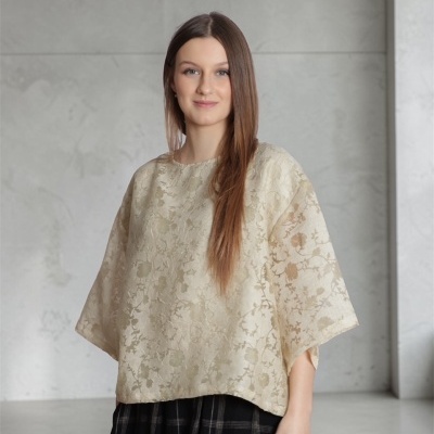 Blusa bege floral texturizada de manga 3/4 com saia preta xadrez