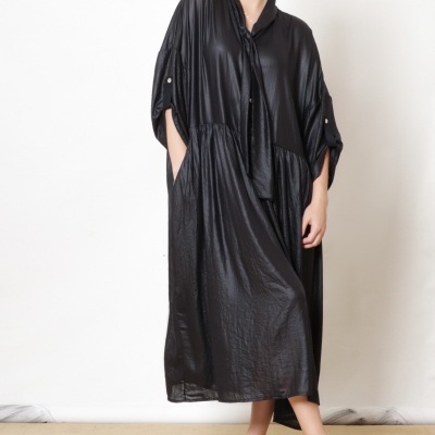 Vestido preto leve com mangas 3/4 e sandálias verdes