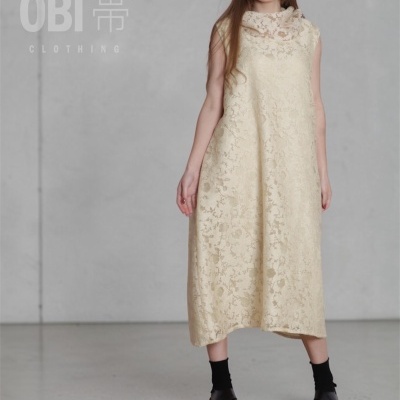 Vestido comprido creme floral com gola larga