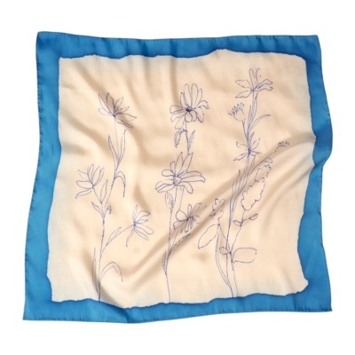 Lenço quadrado bege com borda azul e desenho de flores em linha azul, logo OBI CLOTHING rosa no canto superior direito