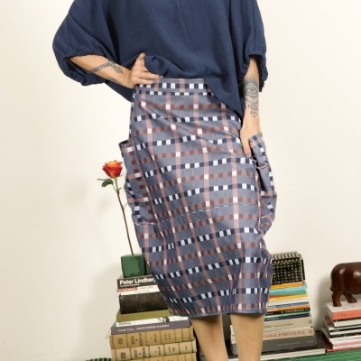 Conjunto feminino com blusa azul escura e saia midi geométrica em tons azuis
