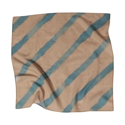 Lenço bege com riscas diagonais azuis e logo OBI CLOTHING rosa no canto superior direito