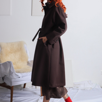 Mulher de cabelo ruivo a usar trench coat castanho escuro