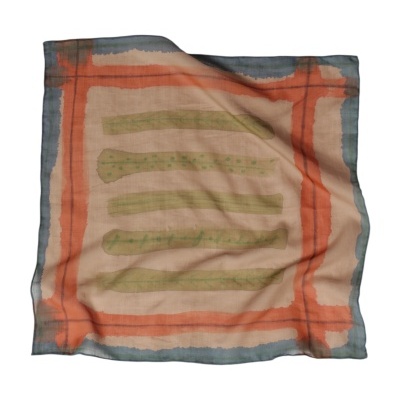 Lenço quadrado em tecido leve com padrão colorido verde, laranja, bege e azul.