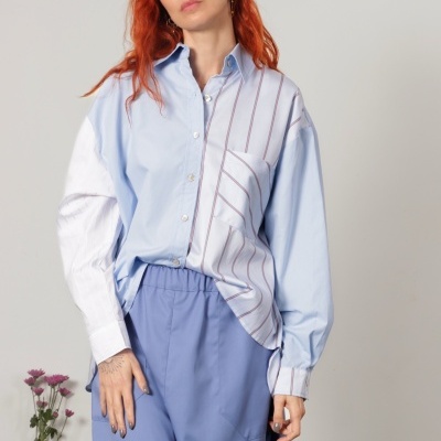 Mulher com camisa azul oversized e calças largas azuis
