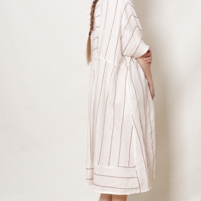 Vestido comprido branco com riscas finas vermelhas e gola subida