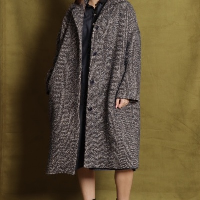 Casaco feminino comprido padrão espinha de peixe cinza e bege com botões escuros