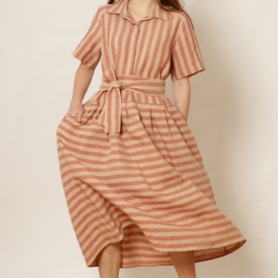 Vestido feminino listrado bege e castanho com lenço combinado e sandálias prata