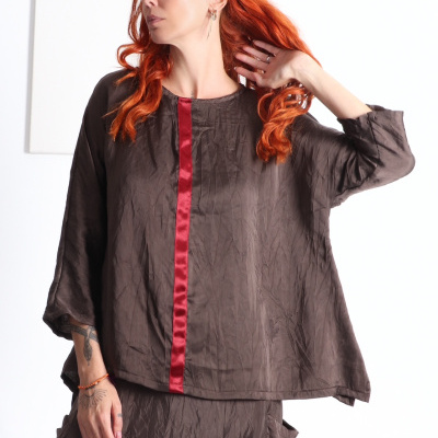 Conjunto de roupa castanho com risca vermelha vertical