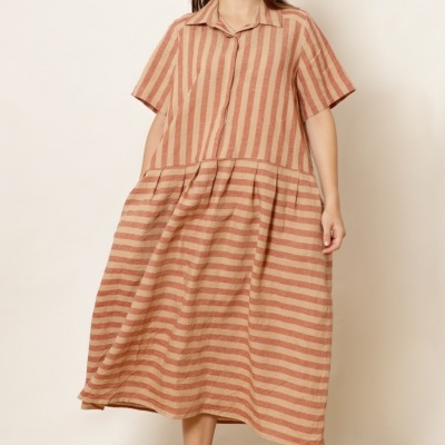 Vestido midi riscas bege e laranja com faixa de cabelo e sandálias prateadas