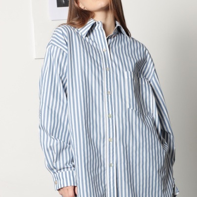 Camisa listrada azul e branca com botões e bolso no peito