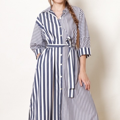 Vestido midi riscas azuis e branco com botões e cinto