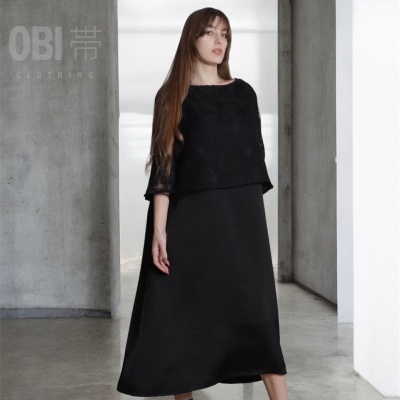 Vestido preto comprido com parte superior de renda e sapatos azuis