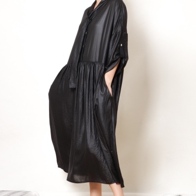 Vestido longo preto fluido com bolsos laterais e mangas 3/4